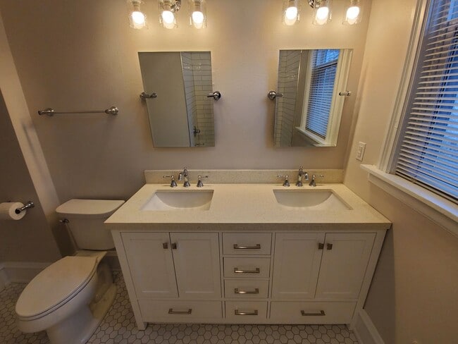 Building Photo - Historic eastside townhome
