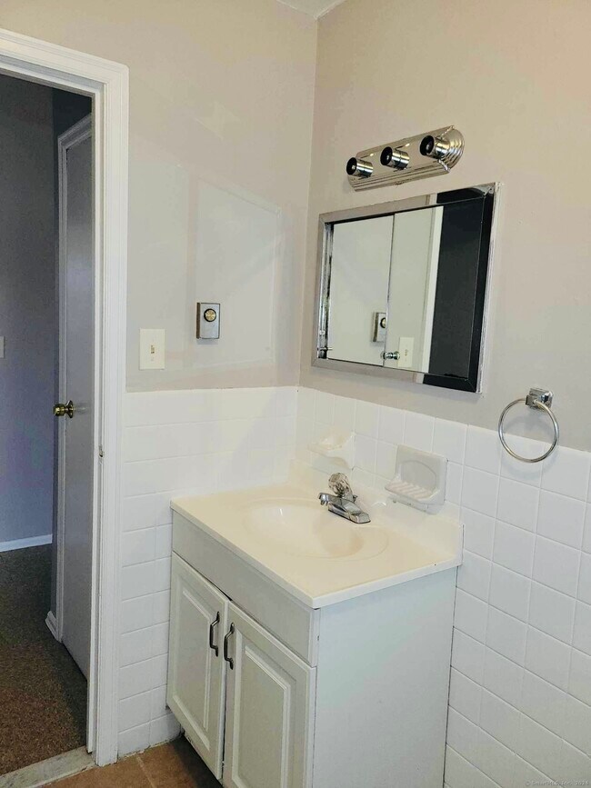 Building Photo - 58 Royal Oak Dr