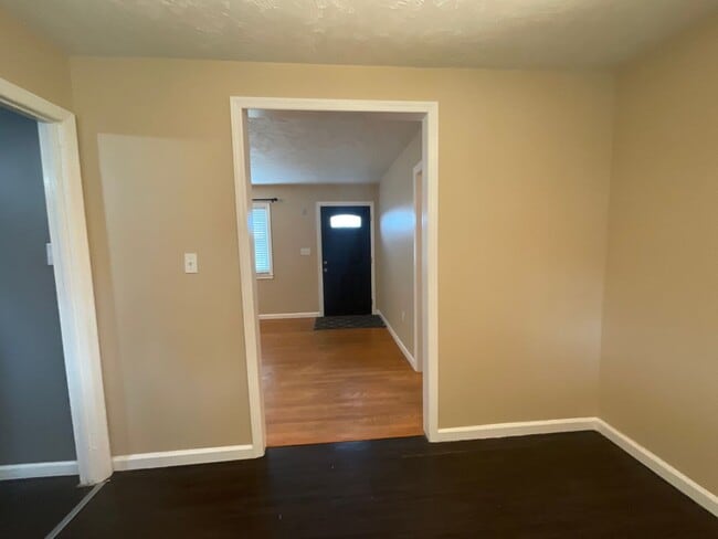 Building Photo - Move in special - 3 bedroom/2 bath brick h...