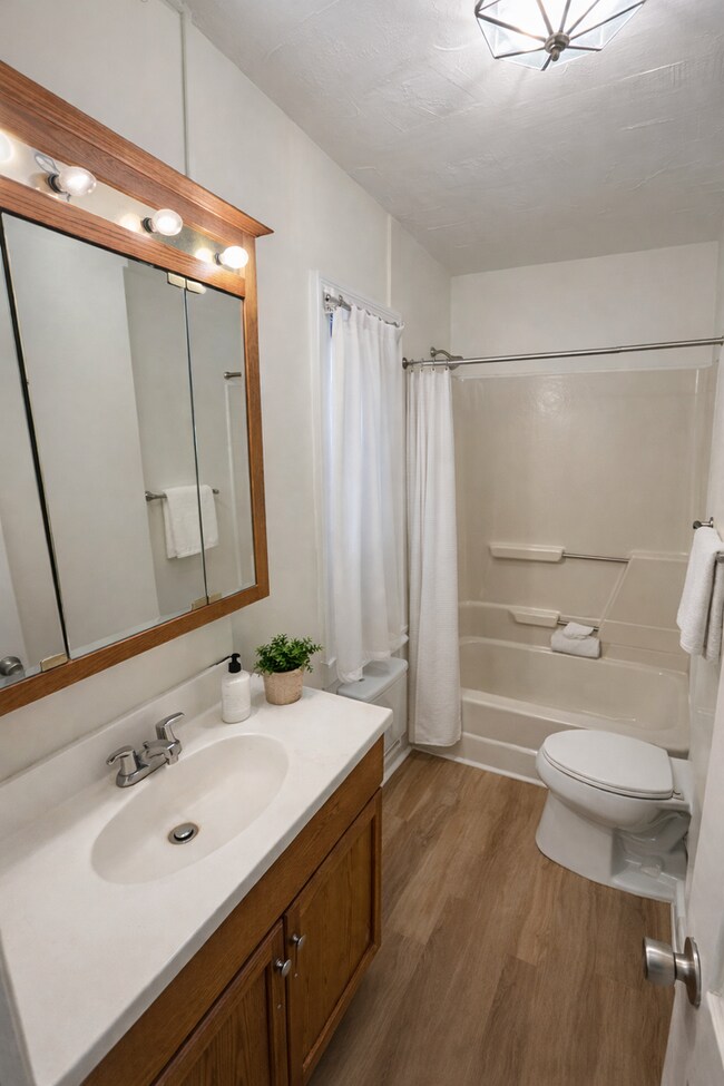 Building Photo - 1211 Pine St