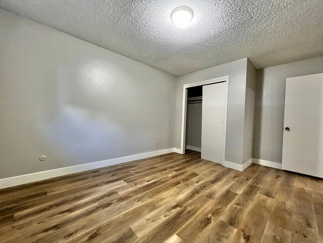 Building Photo - 3 Bedroom 2 Bathroom Ranch Style Home!