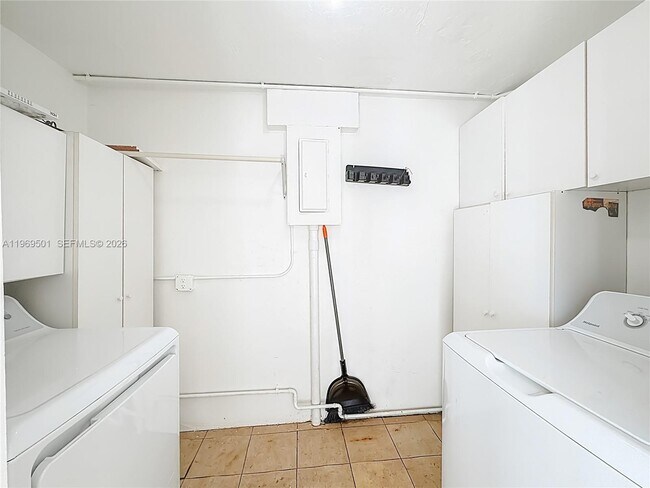 Building Photo - 2133 N 14th Ave