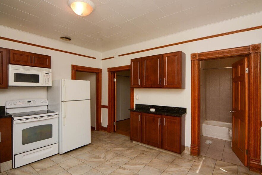 Building Photo - 2622 N Marshfield Ave
