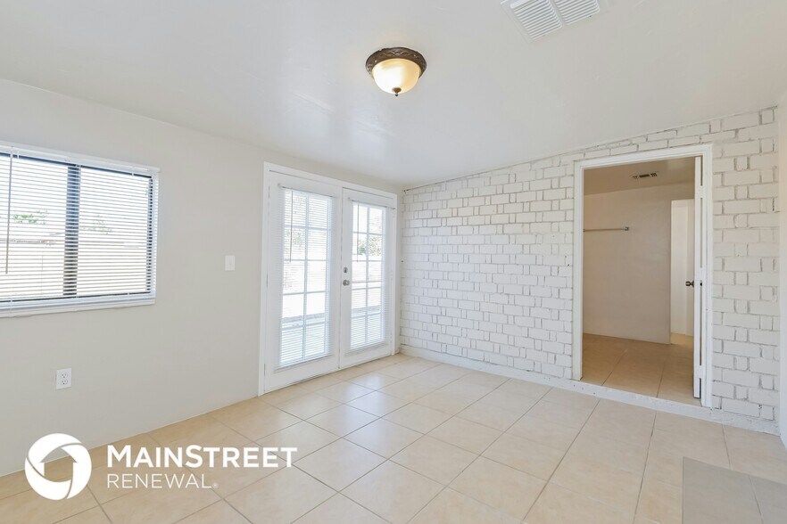 Building Photo - 2407 E Beverly Dr