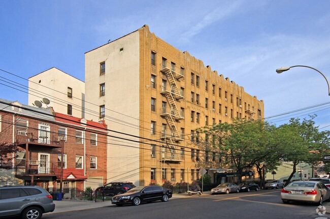Primary Photo - Newtown Manor