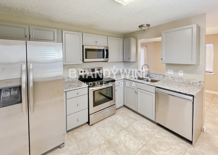 Building Photo - 616 Pembridge Dr W