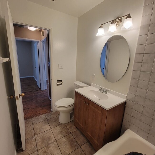 Building Photo - Adorable 2 bed 1.5 bath house with HUGE yard!!