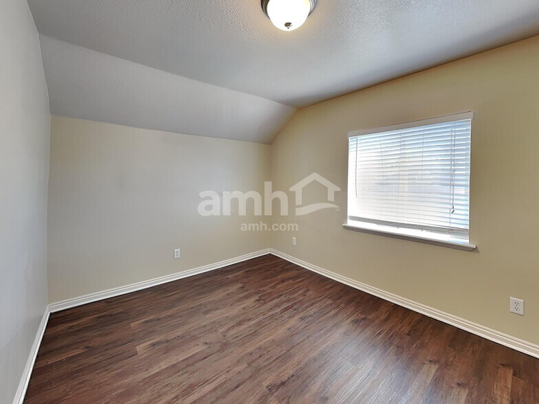 Building Photo - 1444 S 50 W