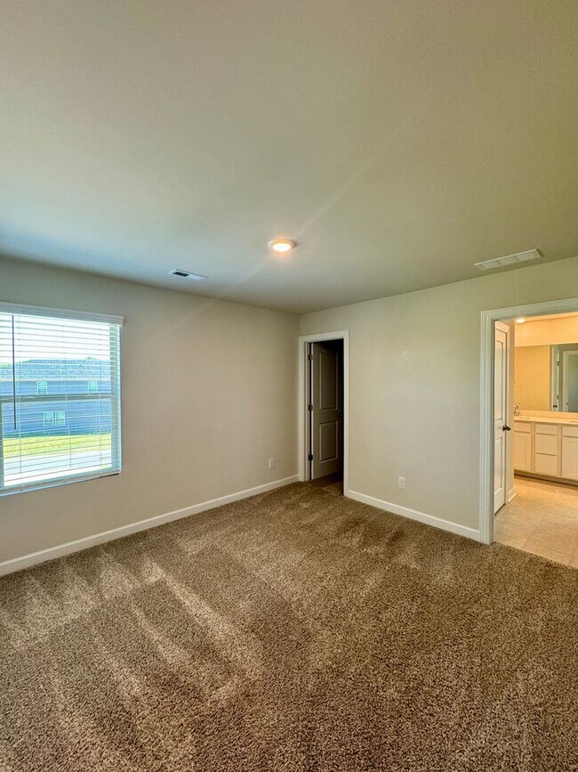 Building Photo - 3BR/2.5BA; Desirable Belmont Location