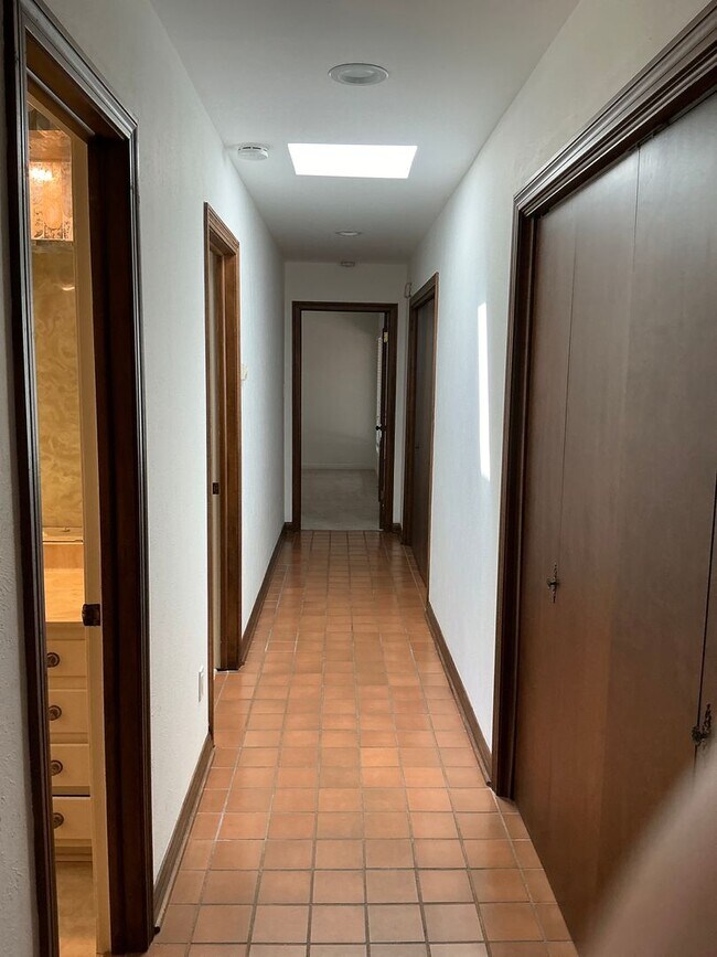 Building Photo - Spacious 3/2.5 Home with Office+Den Neighb...