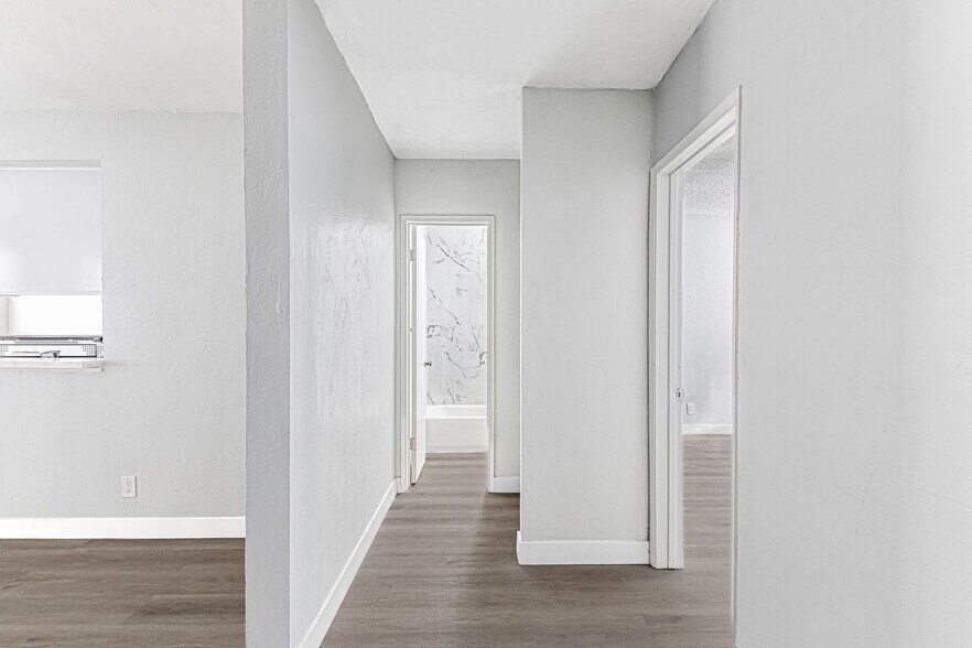 Building Photo - 811 Gardenia Ave