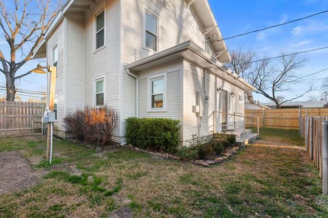 Building Photo - 915 N Center St