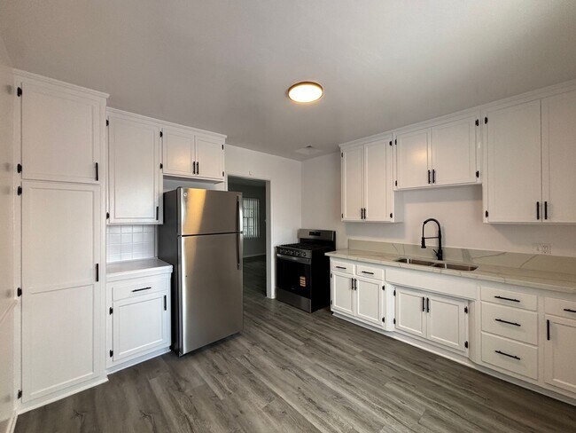 Interior Photo - 7056 Lanewood Ave