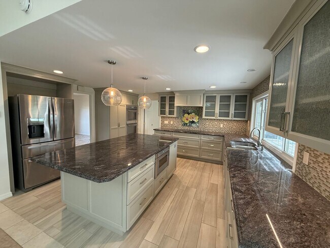 Building Photo - Exquisite Single-Story Retreat in Las Posas Estates