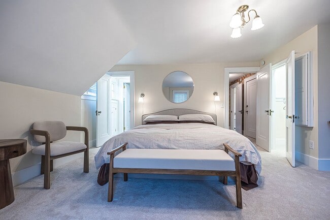 Building Photo - Quaint 4 bedroom Erie Home with Central Air & Garage Parking