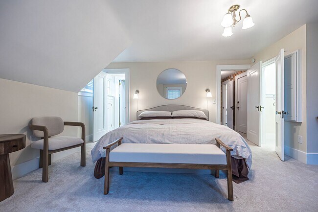 Building Photo - Quaint 4 bedroom Erie Home with Central Air & Garage Parking (Month to Month available)