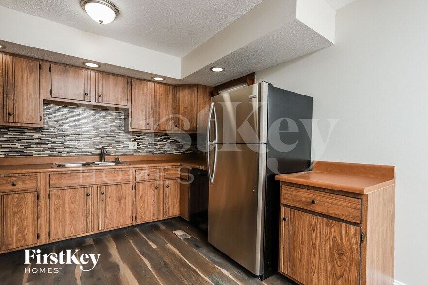 Building Photo - 405 Montbrook Dr