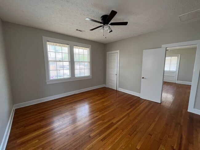 Building Photo - 3 Bedrooms, 1 Bathrooms - Celanese House