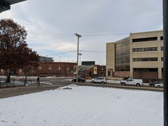 Building Photo - AVAILABLE NOW!  4-bedroom, 2-bath house across from Kinnick!