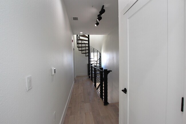 Building Photo - 203 Paschal St