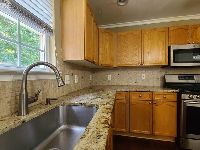 Building Photo - 5 BR, 4 BA Colonial in Lee's Hill