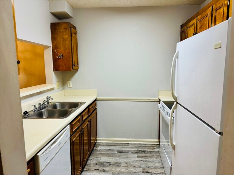 Kitchen - 600 Audubon Lake Dr