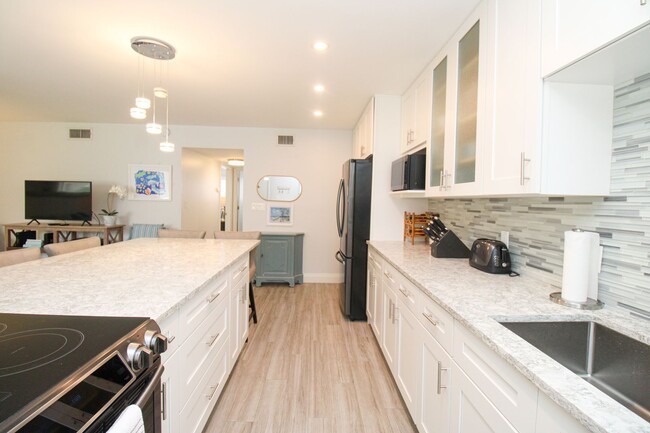 Building Photo - ** STUNNING REMODELED 2/2 CONDO IN THE ELE...