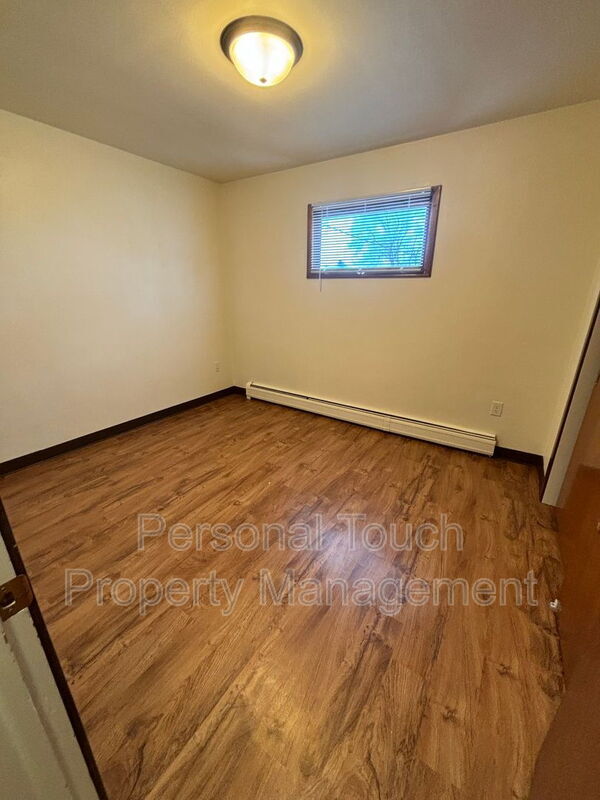 Building Photo - 132 6th Ave N