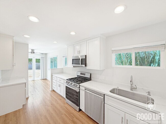Building Photo - Charming 3B/2BA Home with Attached Garage, Large Yard and Modern Comforts in Quiet Baseball Field...