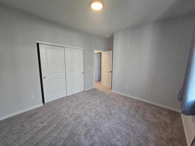 Building Photo - 1431 Loraine Cir N