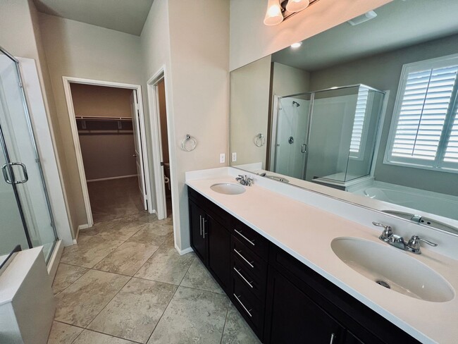 Building Photo - Gorgeous 2 bedroom and 2 bathroom home in ...