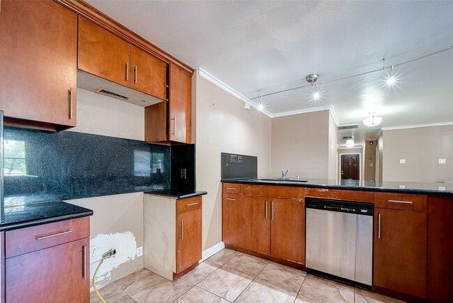 Building Photo - 7711 Beechnut St
