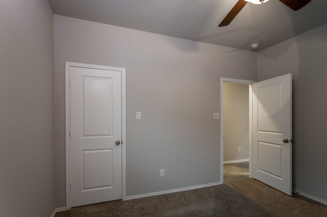Building Photo - Comfort Meets Style – 3BR/2BA Home in Manor!