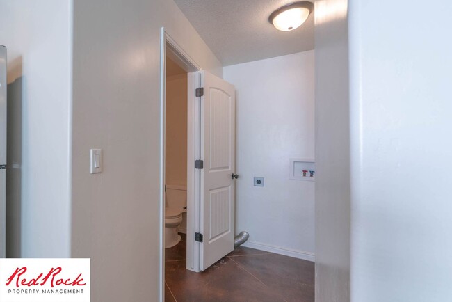 Building Photo - DOG-FRIENDLY 3 Bedroom Townhome with INTER...