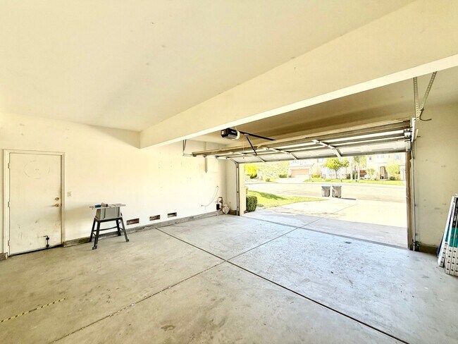 Building Photo - Spacious 3 Bedroom Home with Loft, Large Backyard & 2 Car Garage