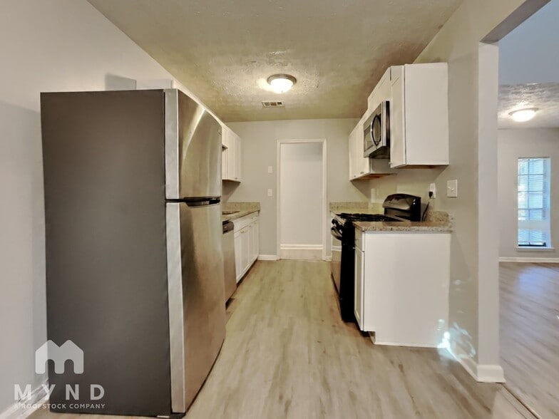 Building Photo - 3047 Brook Hollow Dr