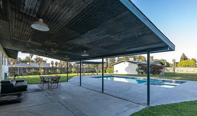 Building Photo - Available Now - Beautiful Ranch-Style Home...