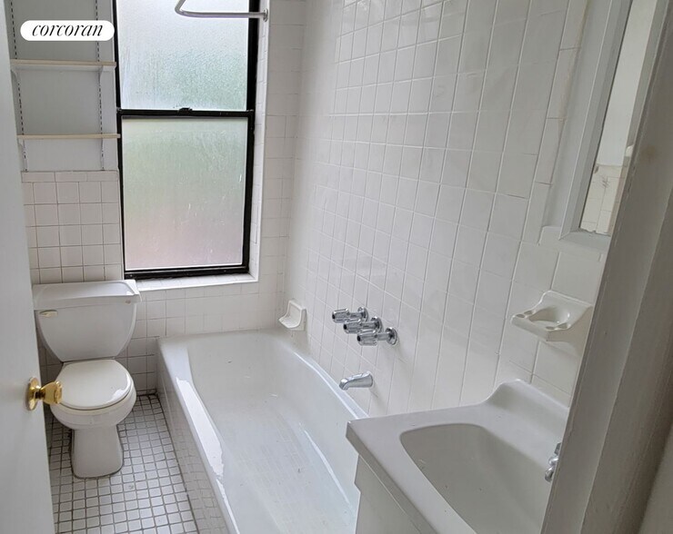 Building Photo - 172 W 77th St