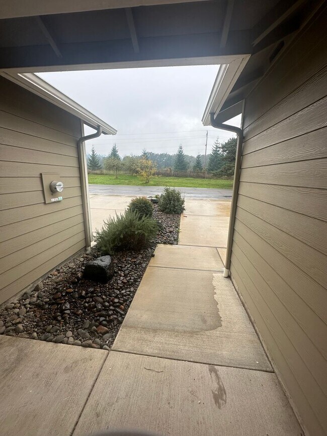 Building Photo - Available now! 3 bedroom ~ 2.5 Bathroom stylish home in Adair Village!