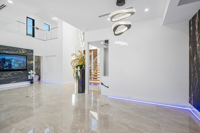 Building Photo - 2650 NE 48th Ct