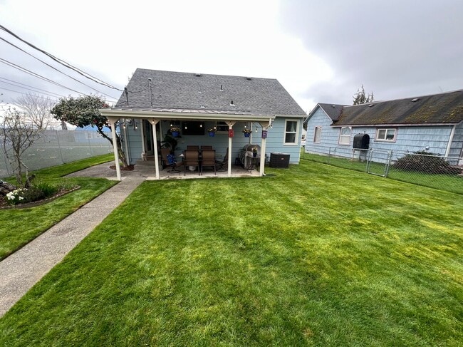 Building Photo - 2 Bed, 1 Bath Newly Renovated Rental