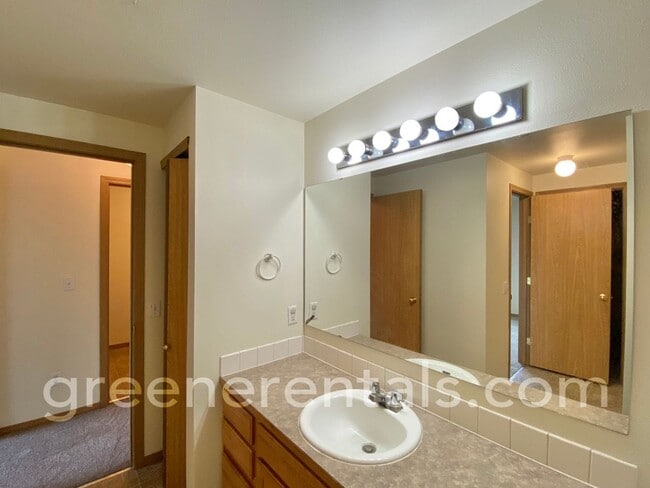 Building Photo - 3BR 2BA Townhouse Located off Steilacoom Rd