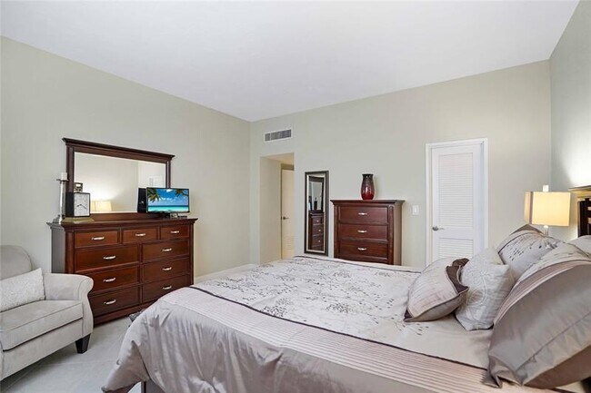 Building Photo - 4250 Galt Ocean Dr