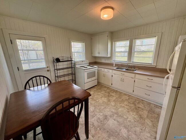 Building Photo - 518 Lawson St