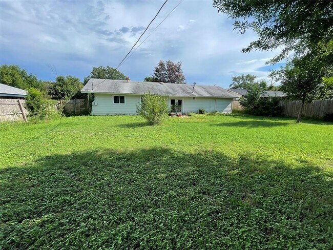 Building Photo - 8436 Jamestown Dr