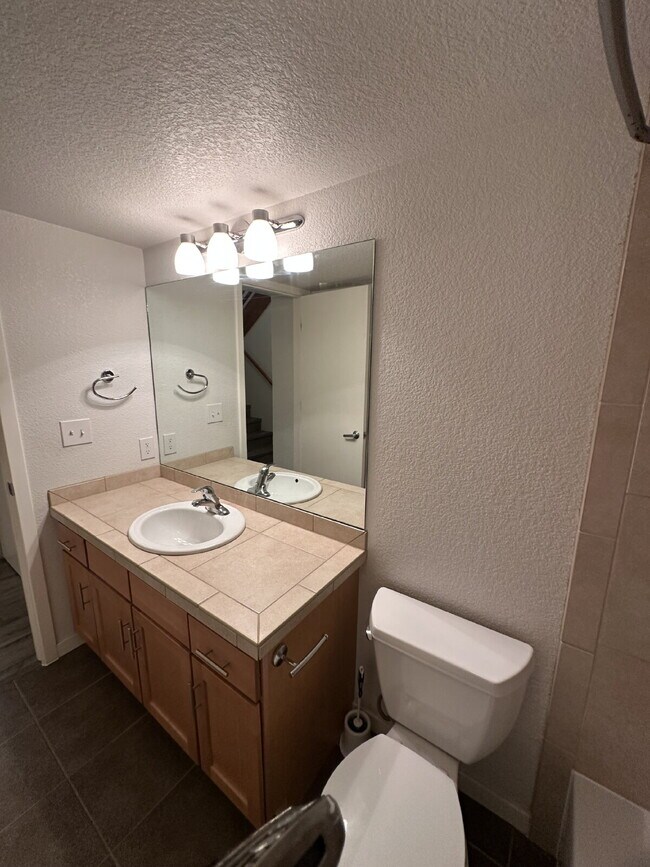 Building Photo - Now Available! Private room in 3 bed / 2 bath condo