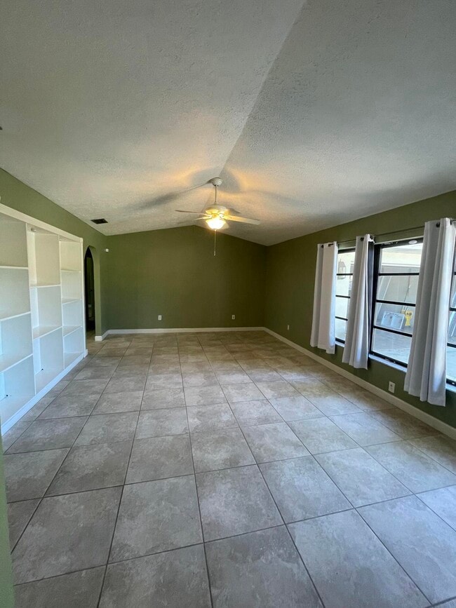 Building Photo - 2616 Newport Dr