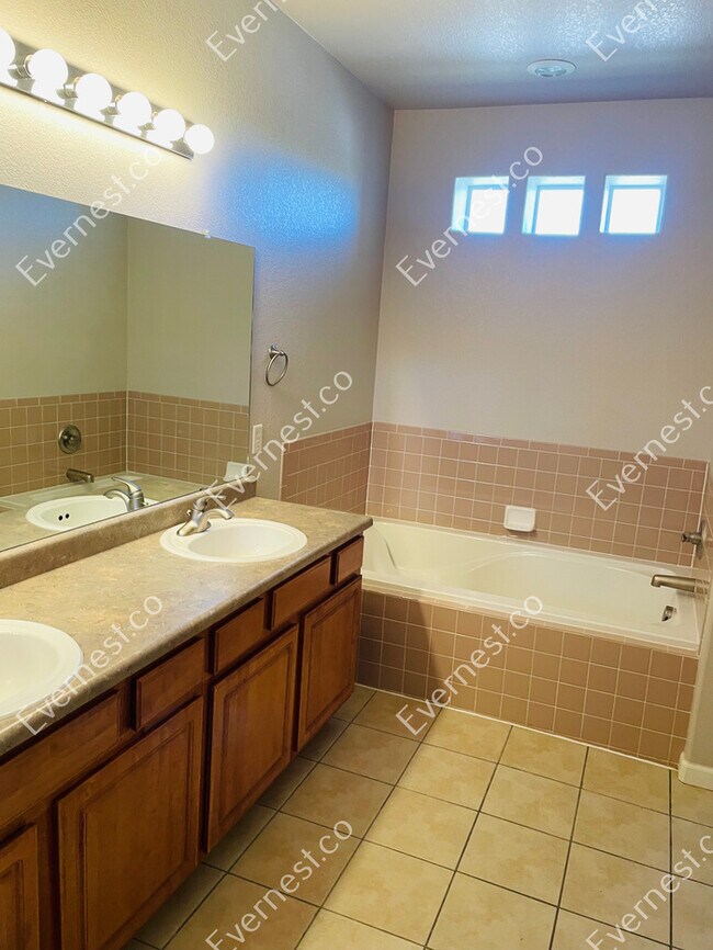 Building Photo - 3-Bed/2.5-Bath/