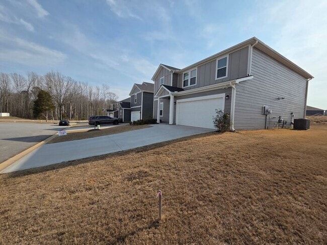 Building Photo - Beautiful and spacious! Ready for move in!