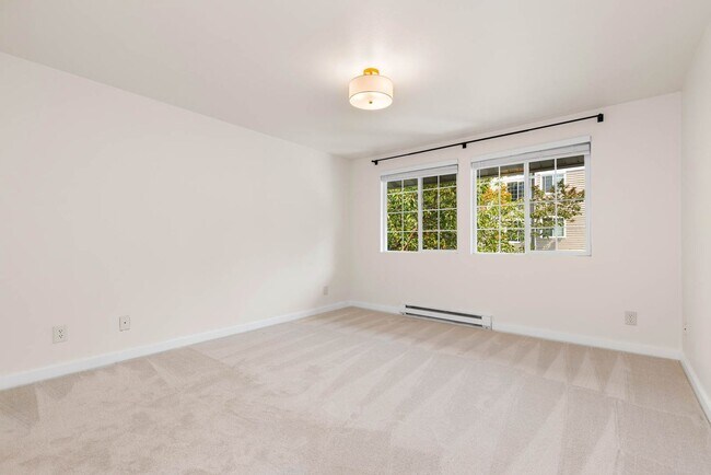 Building Photo - Top-Floor 2BR Condo Near Juanita Beach